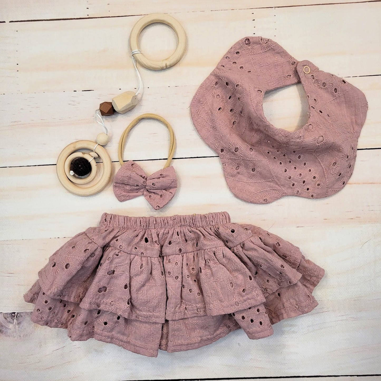 3 részes nyári szett: bloomer rövidnadrág + fejpánt + (csipkés) kendő/gallér – dusty pink (56–98)