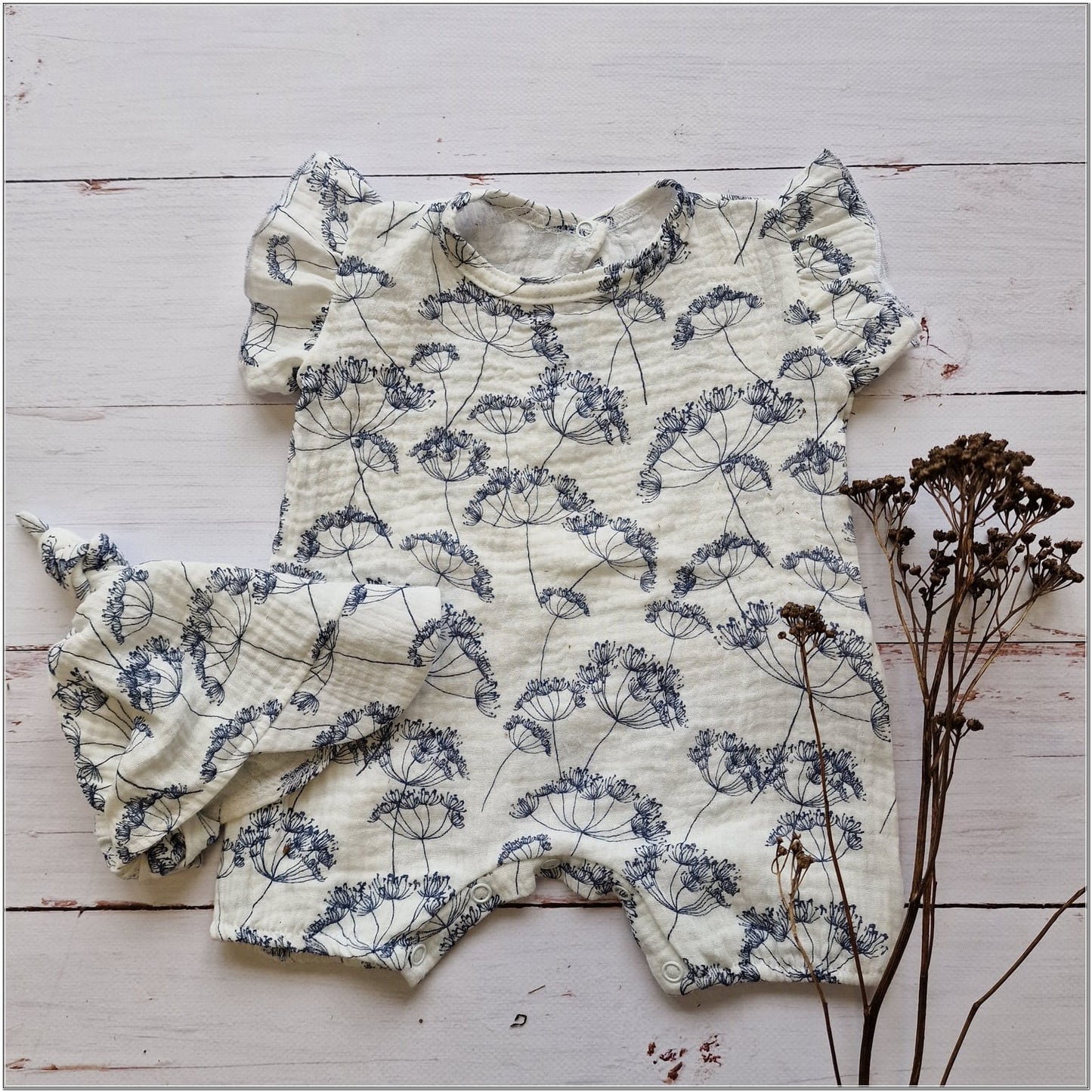 Kislány muszlin romper + sapka 56–98 méretben, fodrokkal – pitypang mintával