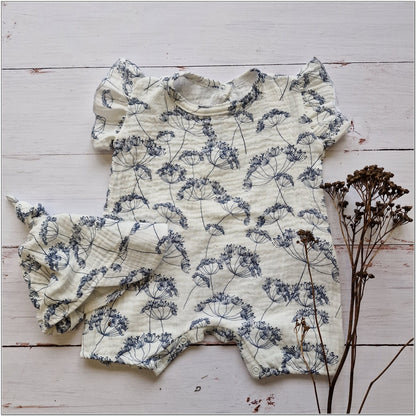 Kislány muszlin romper + sapka 56–98 méretben, fodrokkal – pitypang mintával