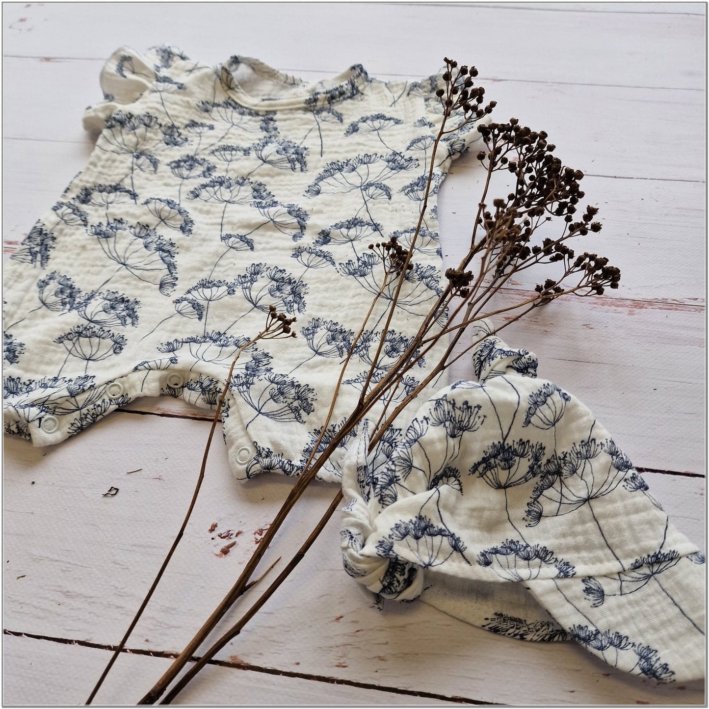 Kislány muszlin romper + sapka 56–98 méretben, fodrokkal – pitypang mintával