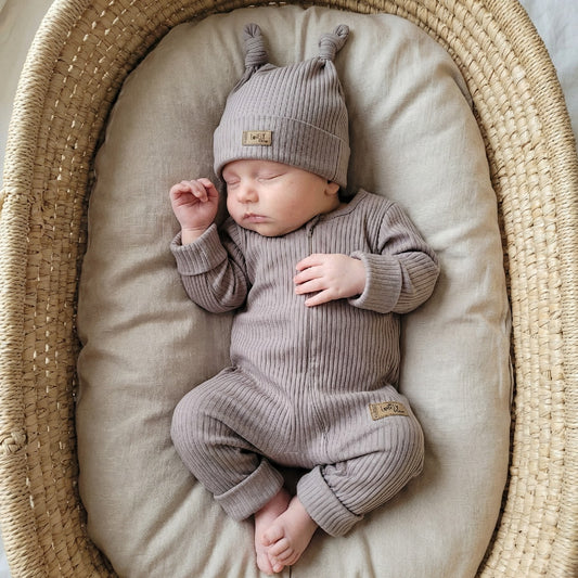 Kazum 2 részes szett – cipzáras rugdalózó + sapka, csokoládé (56–68)