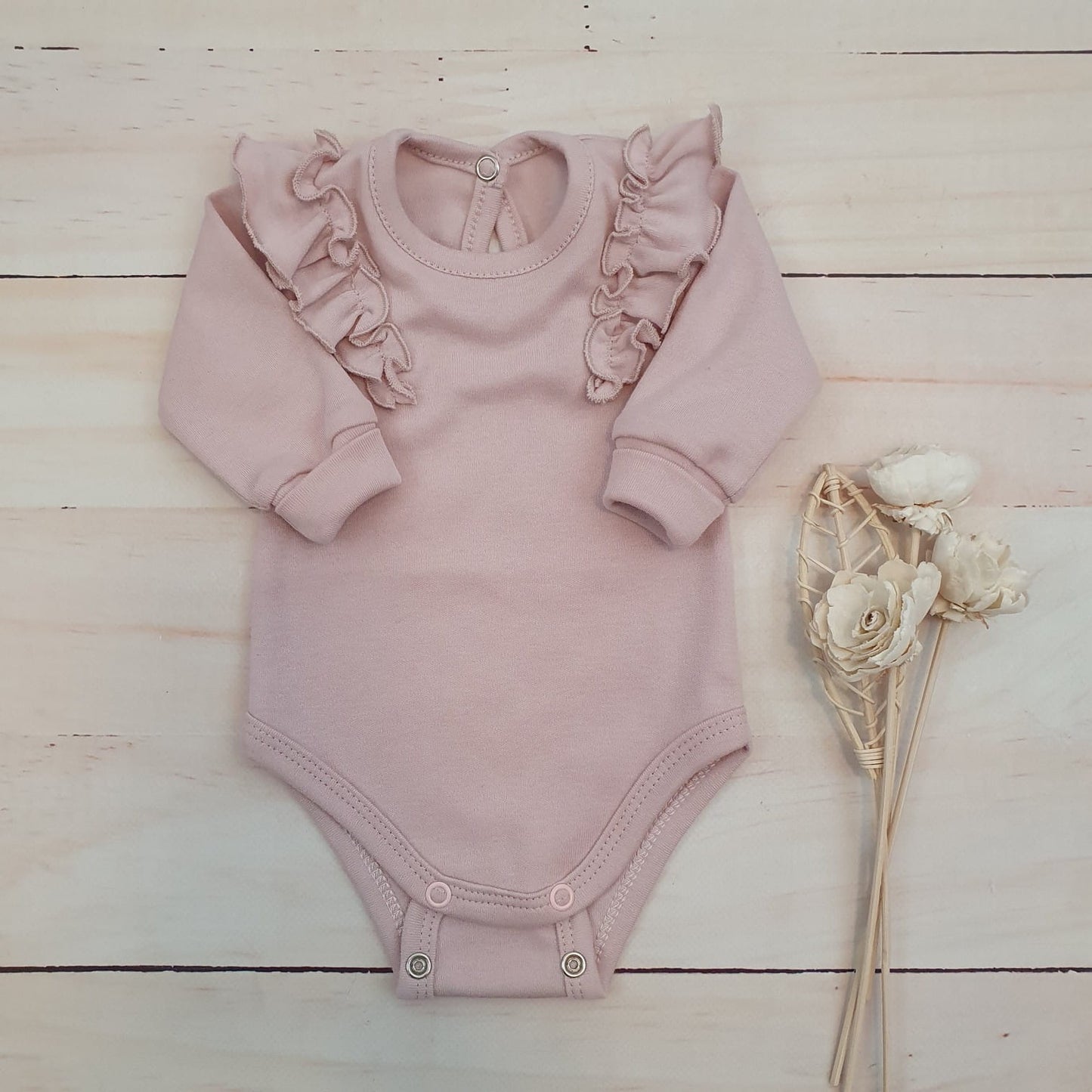 Pamut, mérettel együtt növekvő body fodorral kislányoknak – dusty pink (56–86)