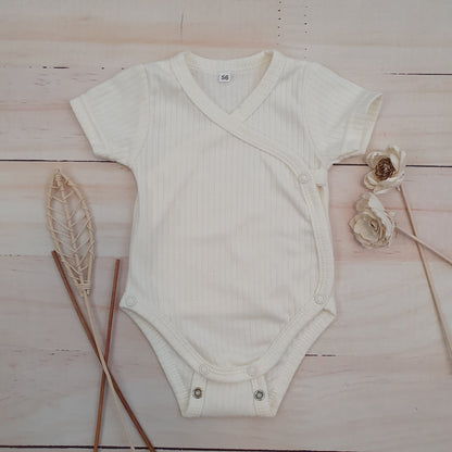 Bordázott, keresztpántos rövid ujjú body állítható patenttal, ekrü (50–62)