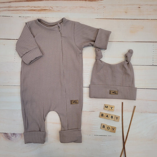 Kazum 2 részes szett – cipzáras rugdalózó + sapka, bézs (56–68)