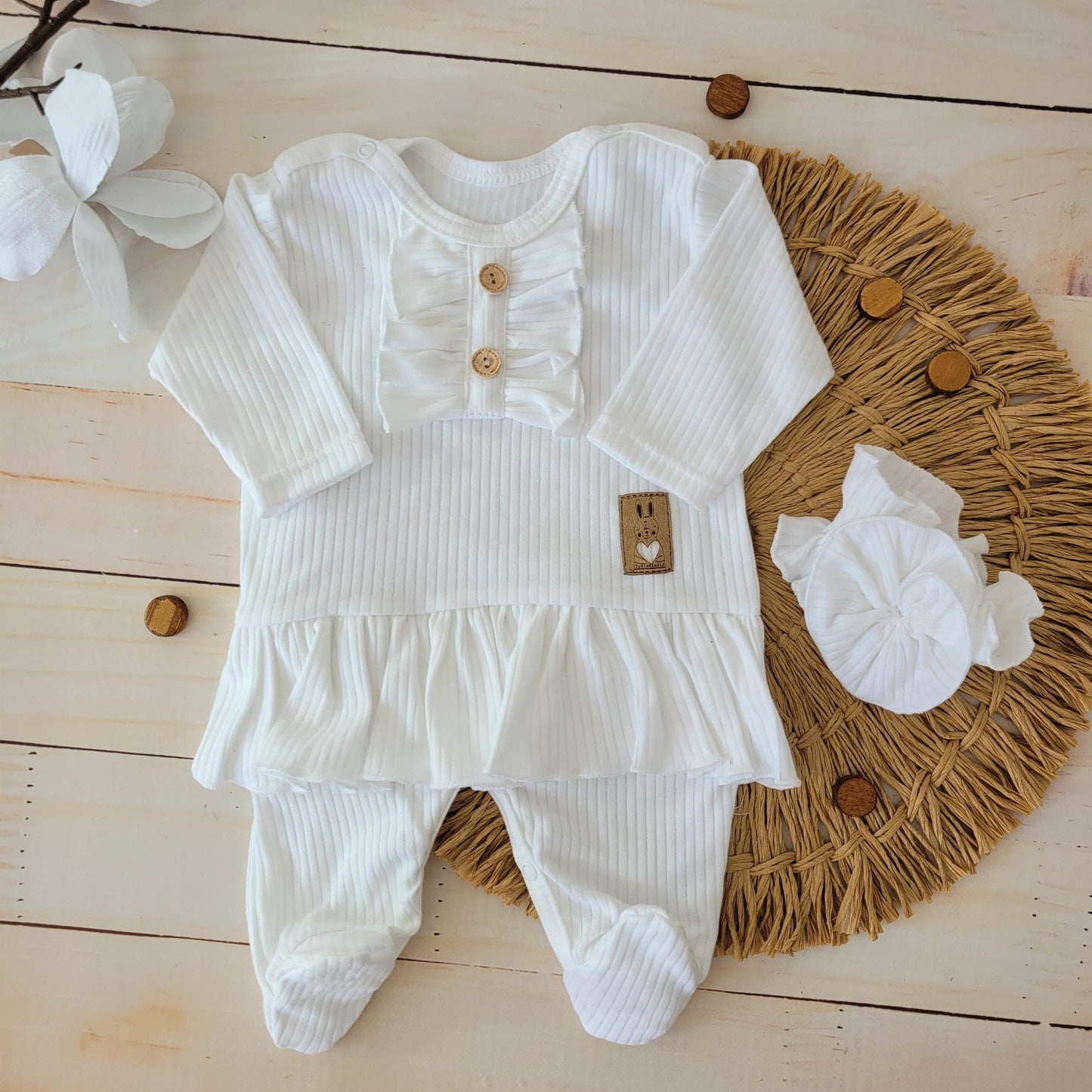 Bordázott rugdalózó fodrokkal + fejpánt – 2 részes szett, fehér (50–68)