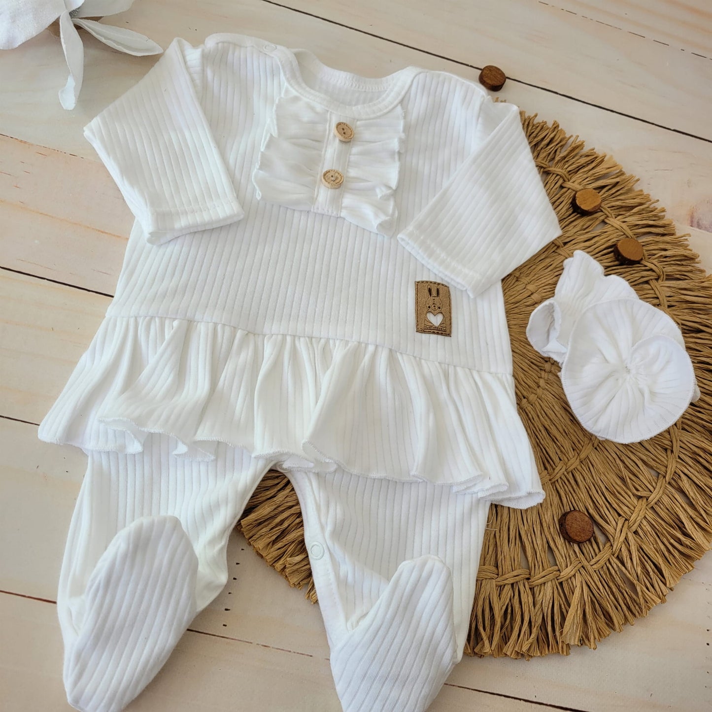 Bordázott rugdalózó fodrokkal + fejpánt – 2 részes szett, fehér (50–68)