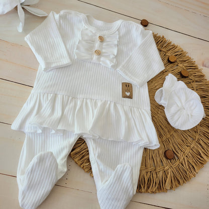 Bordázott rugdalózó fodrokkal + fejpánt – 2 részes szett, fehér (50–68)