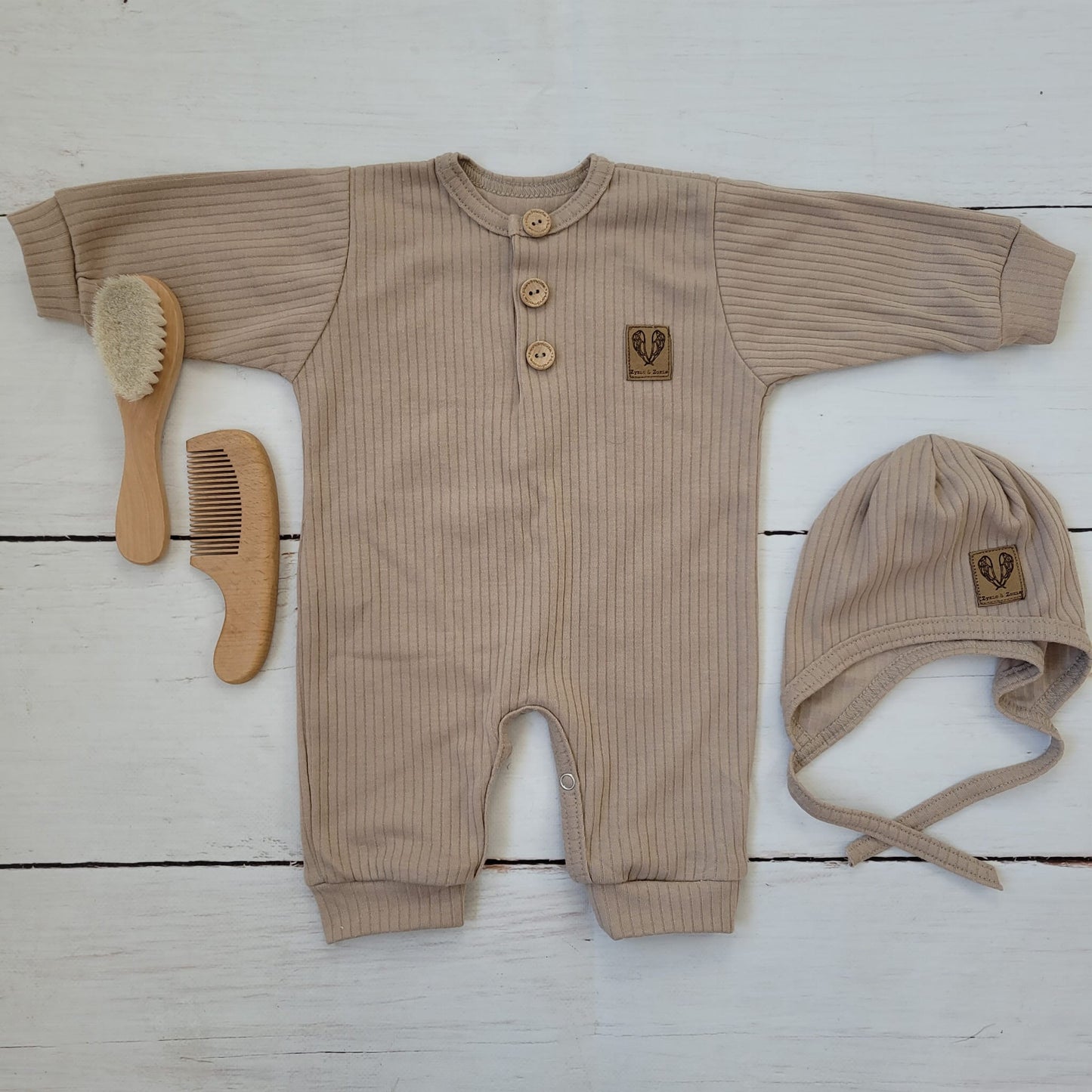 Gombos rugdalózó + megkötős sapka – 2 részes szett, csokoládé