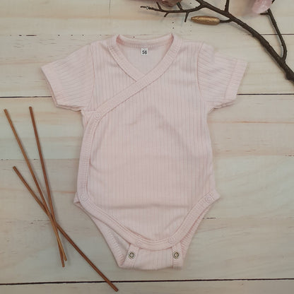 Bordázott, keresztpántos body állítható patenttal – rövid ujjú, rózsaszín (50–62)