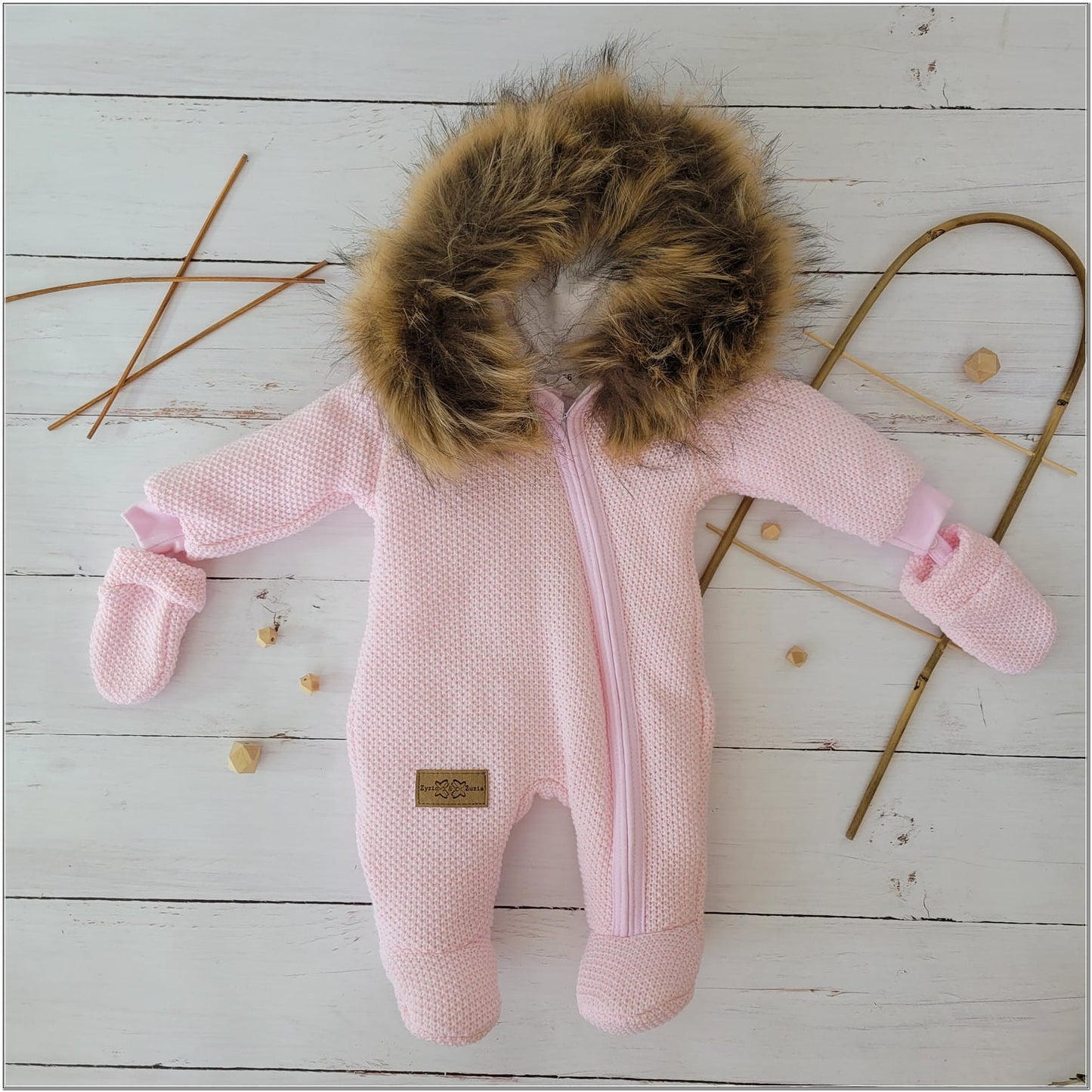 Bélelt téli overál kapucnival és kesztyűkkel, rózsaszín