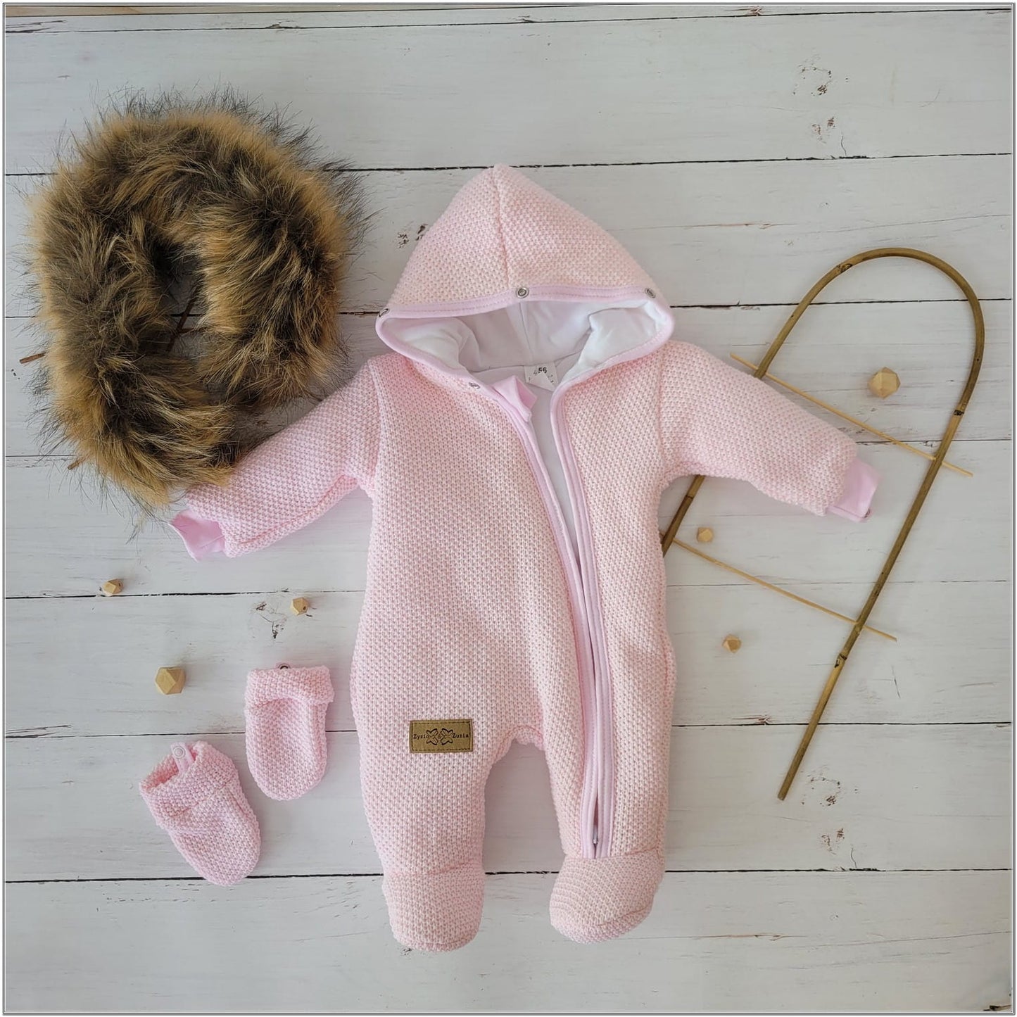 Bélelt téli overál kapucnival és kesztyűkkel, rózsaszín