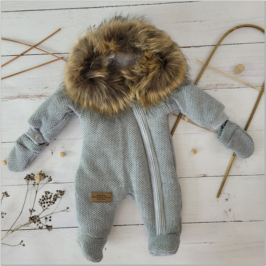 Bélelt téli overál kapucnival és kesztyűkkel, szürke