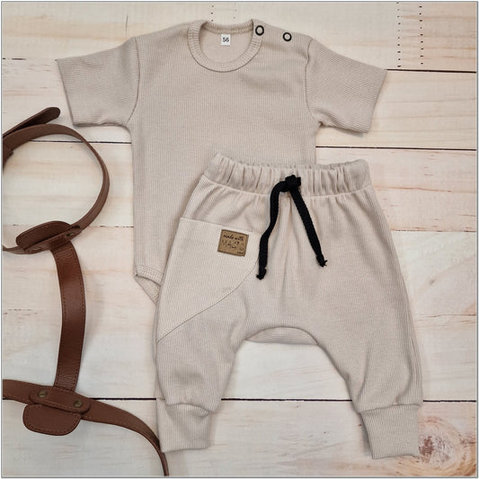 KAZUM 2 részes szett: body + nadrág, 56–86-os méret, bézs latte színben