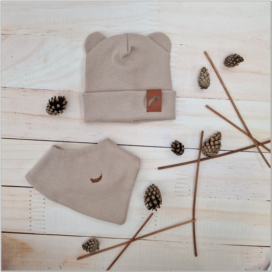 Bordázott sapka fülekkel+ kendő, méret 56–98, bézs