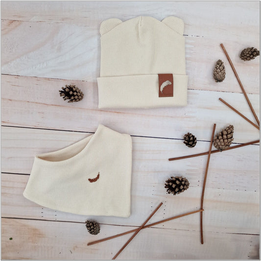 Bordázott sapka fülekkel+ kendő, méret 56–98, ekrü