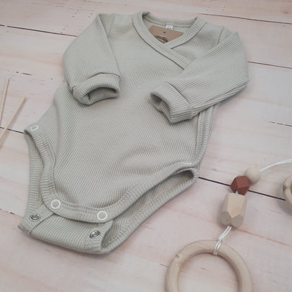 Bordázott, keresztpántos hosszú ujjú body állítható patenttal, rózsaszín