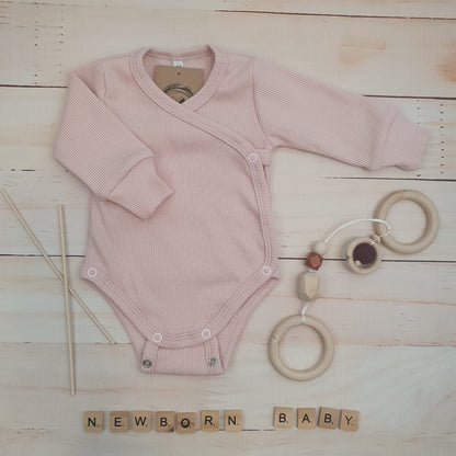 Bordázott, keresztpántos hosszú ujjú body állítható patenttal, rózsaszín