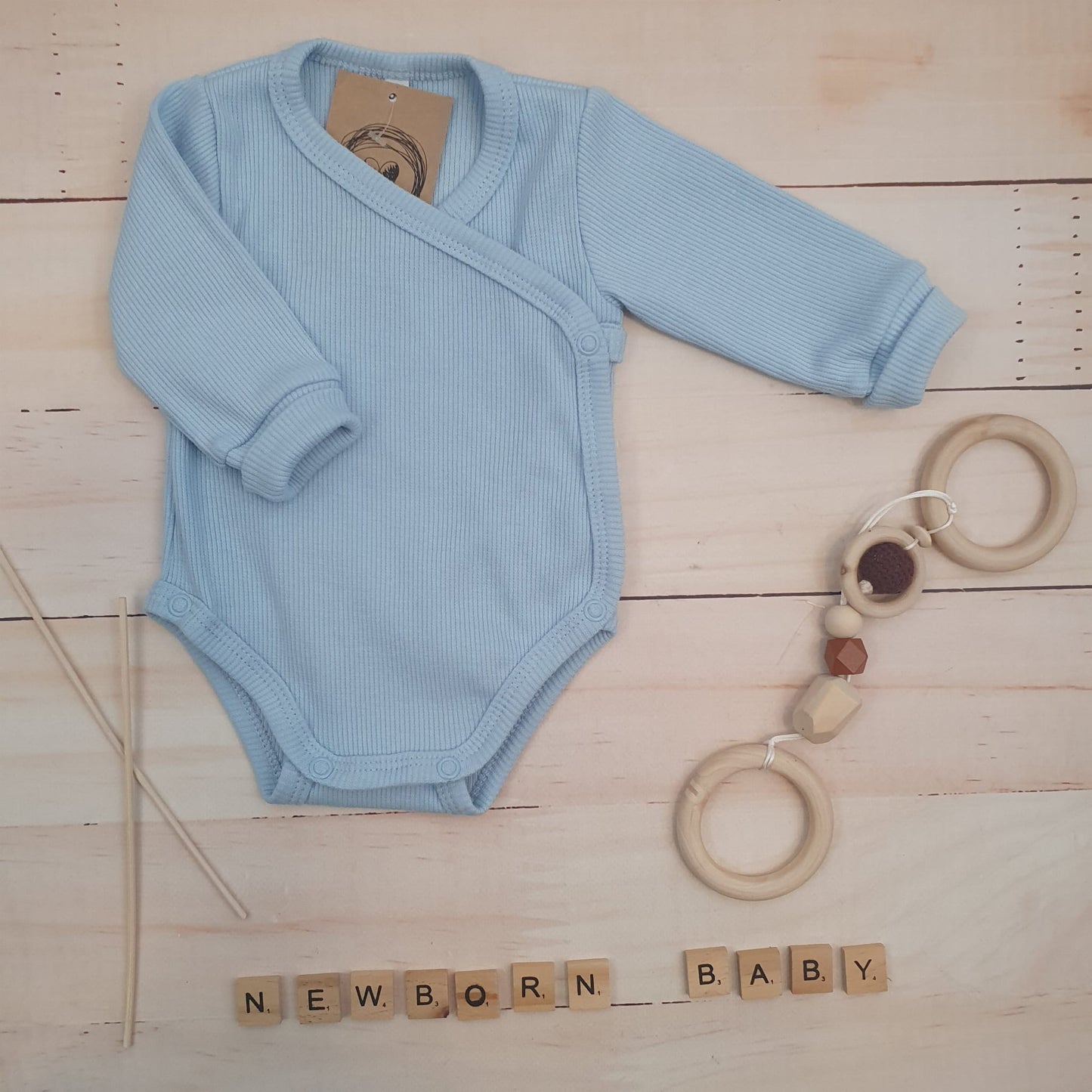 Bordázott, keresztpántos hosszú ujjú body állítható patenttal, rózsaszín