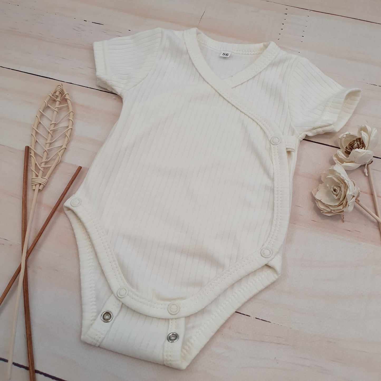 Bordázott, keresztpántos rövid ujjú body állítható patenttal, ekrü (50–62)