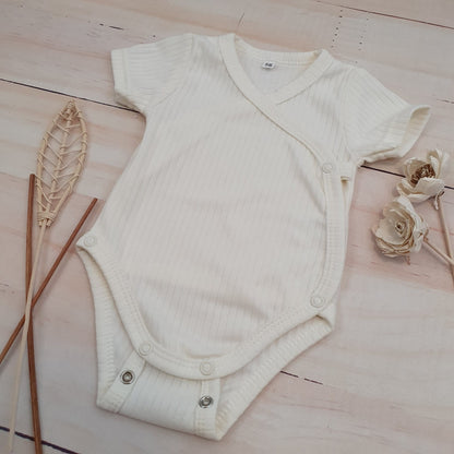 Bordázott, keresztpántos rövid ujjú body állítható patenttal, ekrü (50–62)