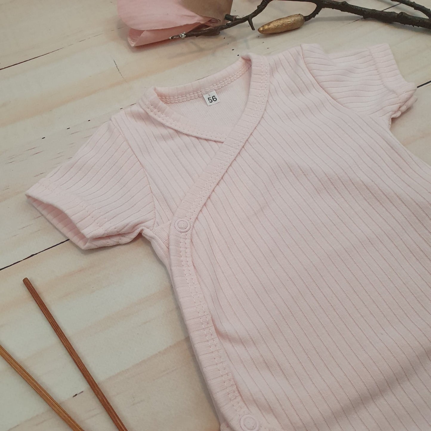 Bordázott, keresztpántos body állítható patenttal – rövid ujjú, rózsaszín (50–62)