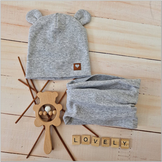 Kétrétegű baba sapka fülecskékkel + csősál, méret 56–98, szürke