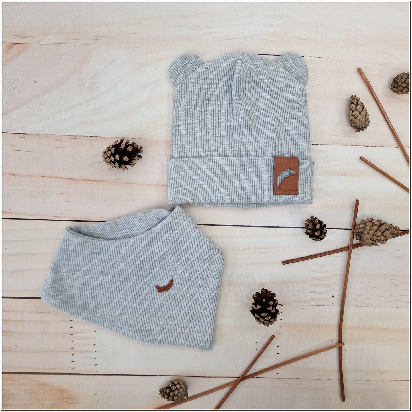 Bordázott sapka fülekkel+ kendő, méret 56–98, bézs