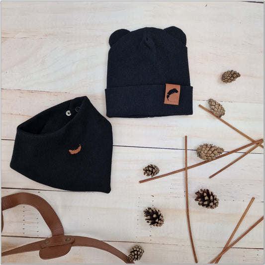 Bordázott sapka fülekkel+ kendő, méret 56–98, fekete